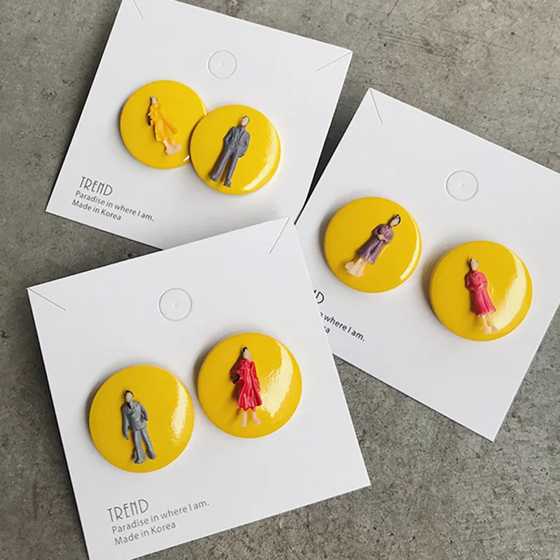 Случайные цвета Мужчины Женщины Firgure круглые желтые деревянные серьги-гвоздики для девушек женские Забавные милые корейские серьги ручной работы