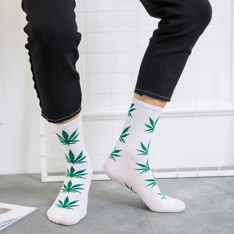 Высокие носки с марихуаной сидят за коноплю
