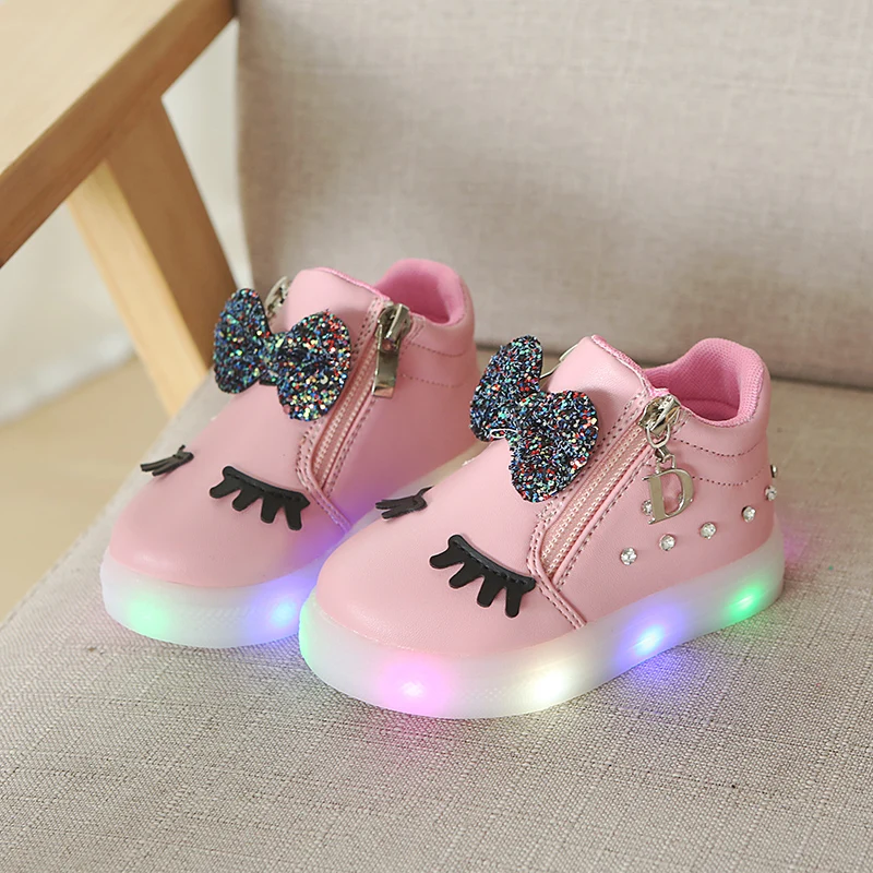 Детская повседневная обувь для девочек светодиодный свет с бантом на мягкой подошве; кроссовки из искусственной кожи устойчивые туфли цвета: черный, красный, розовый Женская дешевая обувь белого цвета