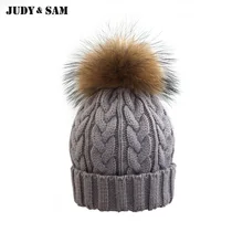 Вязаная шапка бини с меховым помпоном на кнопке. Унисекс