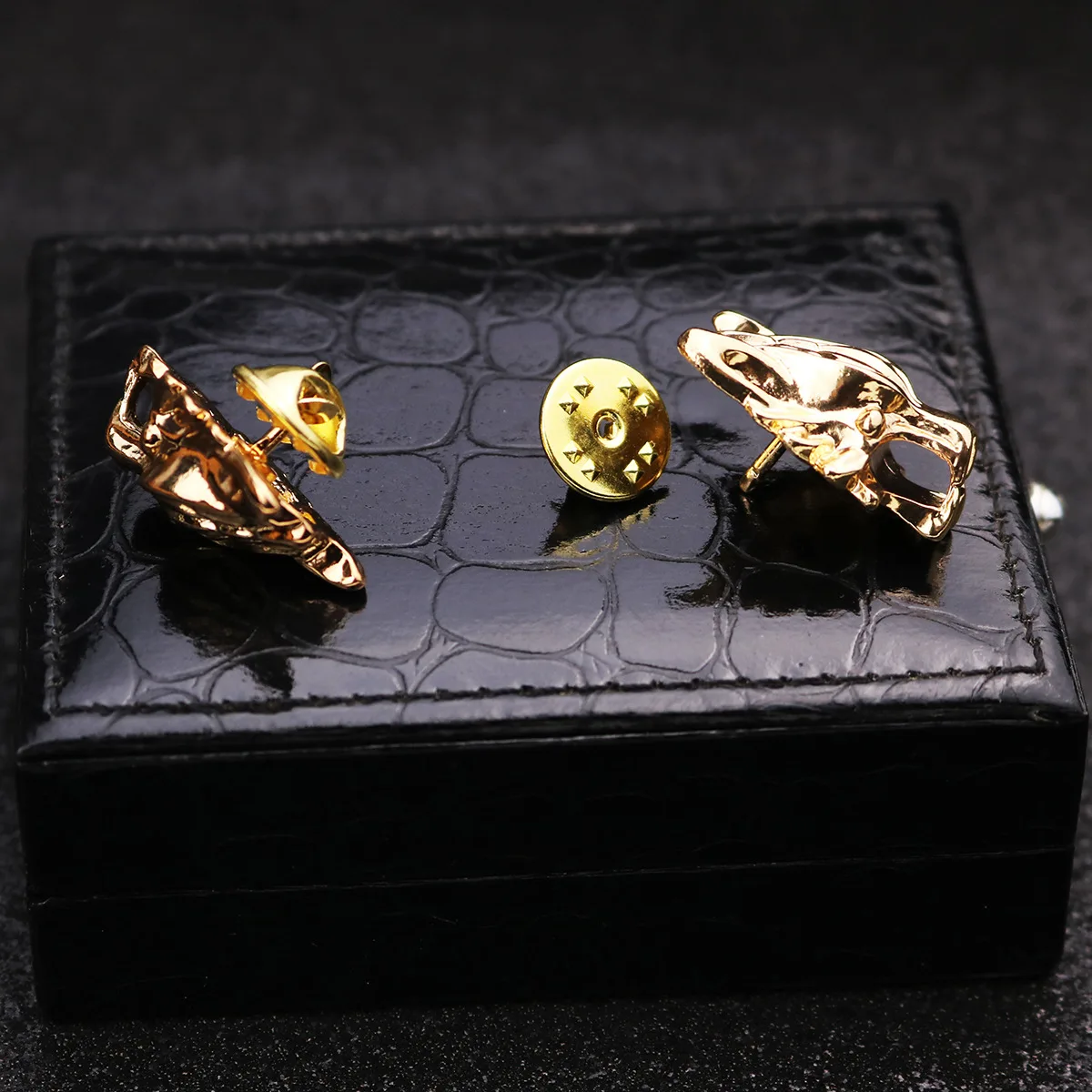 Personality Fashion Alloy Wolf Brooch Pin Clothing Shirt Collar Lapel Pins Metal Long Chain Tassel Brooches Gift for Men Jewelry