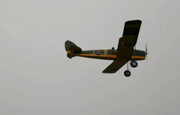 Радиоуправляемый самолет DH82a Tiger Moth Biplane 1,4 м лазерная резка пробкового дерева модель самолета комплект 4CH электрический и газовый радиоуправляемый самолет для взрослых