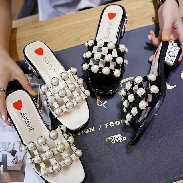 

2019 summer new style with Korean version of the pearl sandals and slippers women's fashion word dragging and wearing