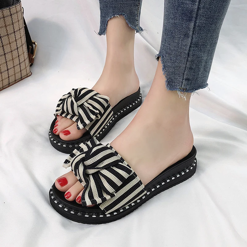 

Korean version of the thick bottom female slippers muffin bottom wild sandals fashion beach shoes high heel slippers.