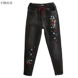 LXUNYI для женщин Винтаж джинсы для плюс размеры демисезонный эластичные свободные цветы вышивка карандаш джинсовые штаны Дамы бойфренд