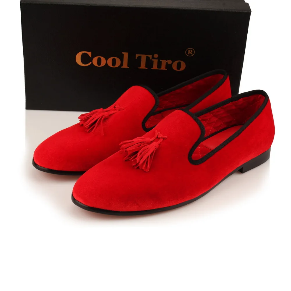 Крутые мужские лоферы с бахромой; красные бархатные шлепанцы; мужские вечерние туфли на плоской подошве без шнуровки; Роскошные модельные туфли для свадьбы; цвет черный, синий, золотистый