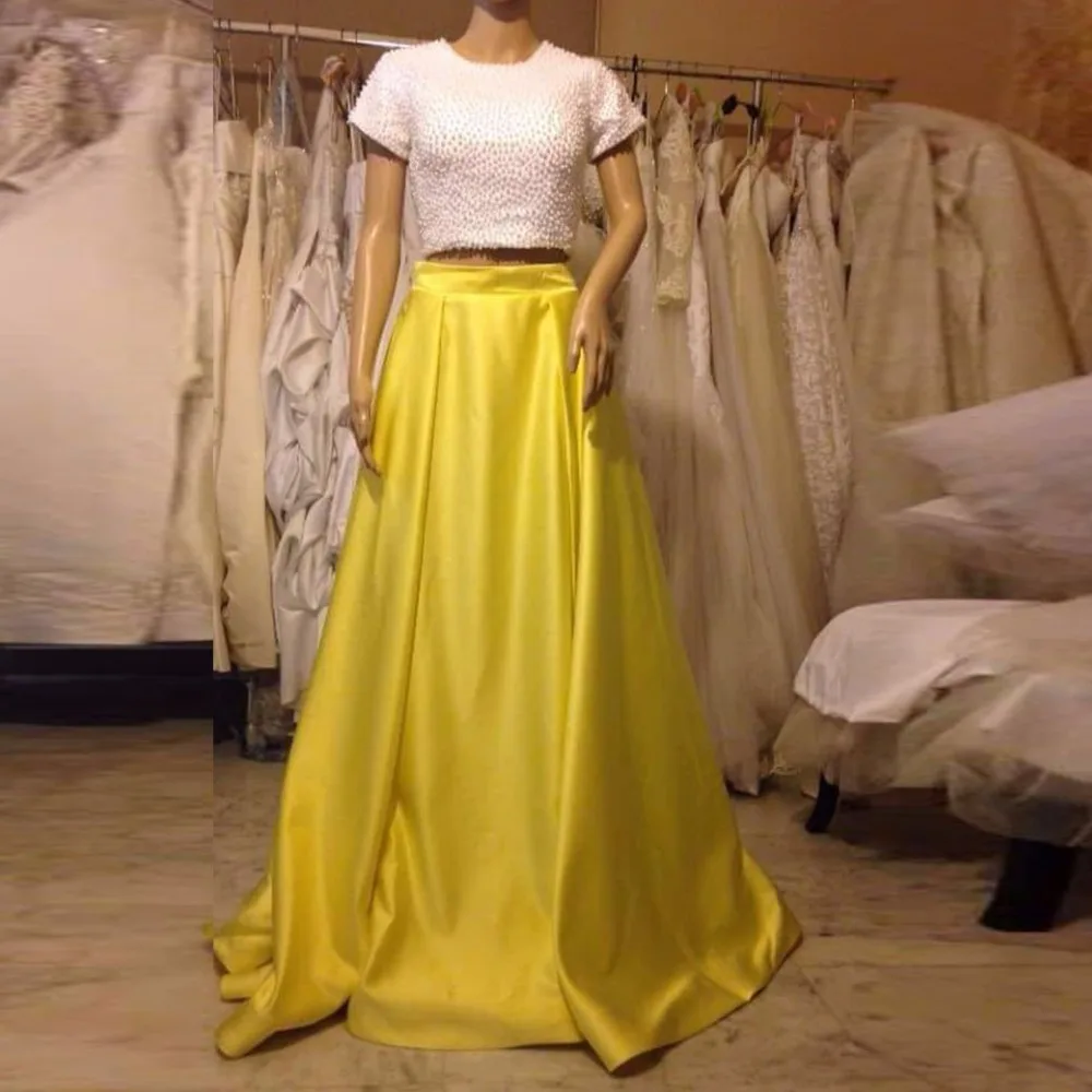 saia de cetim dourada