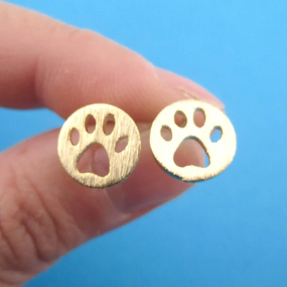round-paw-print-cut-out-shaped-stud-earrings-in-gold_1500x