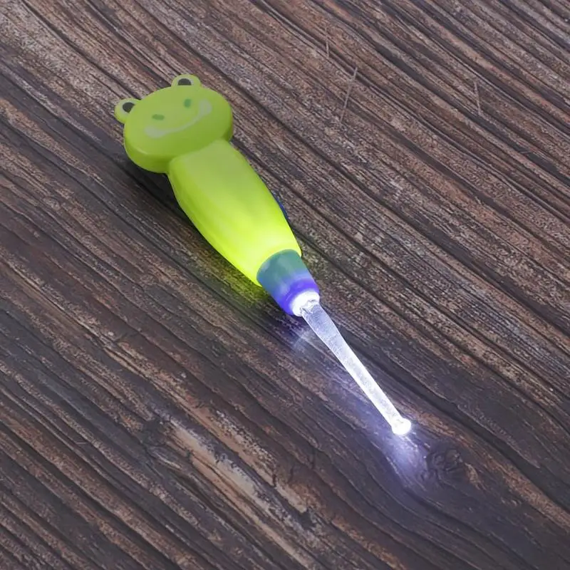 Шприц для чистки ушей для маленьких детей, светодиодный фонарик, удалитель ушной серы с пинцетом для малышей, товары для ухода за детьми - Цвет: Green Frog