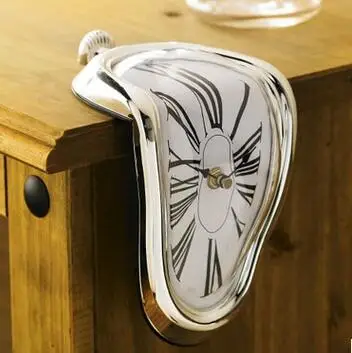 90 градусов искажения настенные часы креативные римские цифровые часы плавления часы художественная коллекция гостиная креативное украшение - Цвет: Серебристый