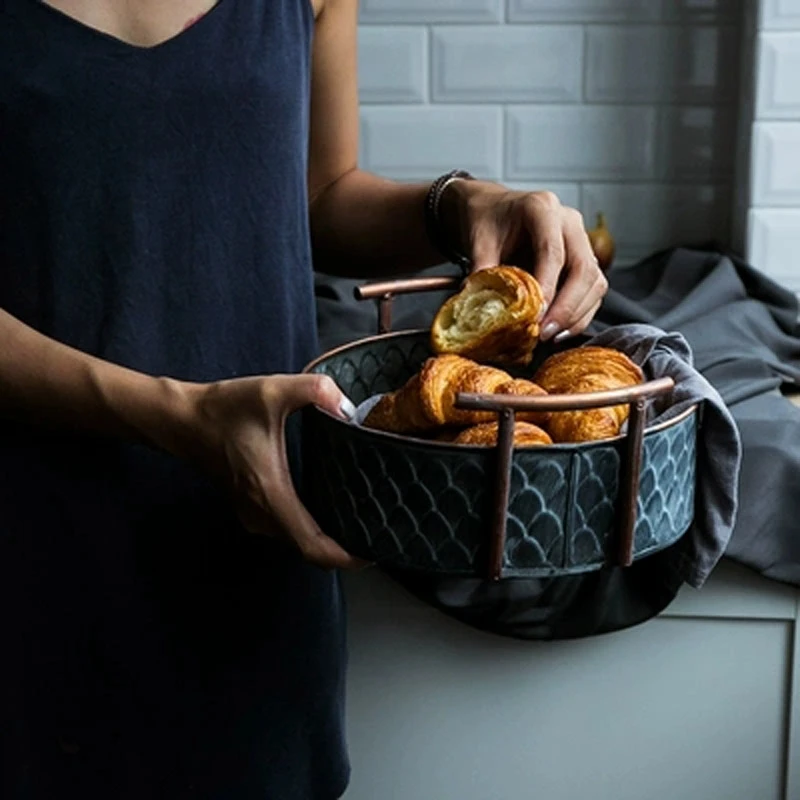 Европейская винтажная корзина для фруктового хлеба ручной работы, Круглые античные металлические поддоны с ручками, ретро стол для кухни, хранение для домашнего декора