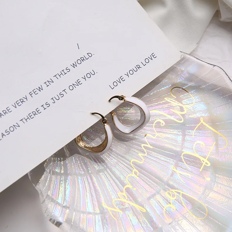 Новинка, минималистичные нестандартные круглые медные эмалевые белые маленькие серьги-кольца для женщин, винтажные золотые корейские модные серьги