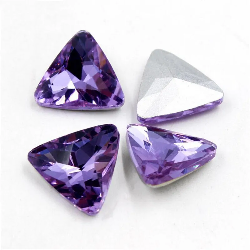 Стеклянные стразы разных размеров фиолетового цвета ручной работы с