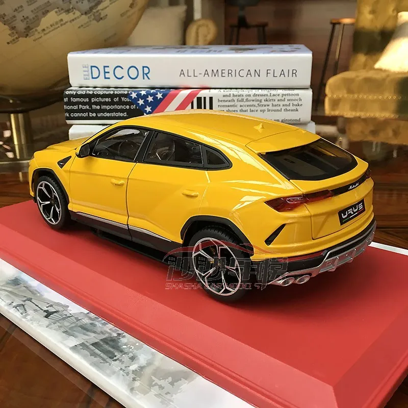 Литой металл 1/20 супер Урус Suv Настольный дисплей Коллекция Модель игрушки для детей