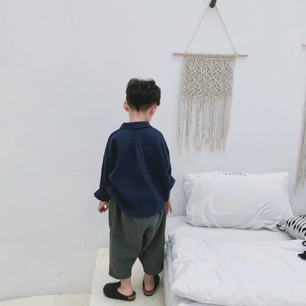 Весенние Рубашки для маленьких мальчиков в стиле ретро; льняная хлопковая детская одежда с длинными рукавами; повседневные топы с карманами; рубашка в Корейском стиле