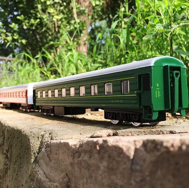 Мигающая музыкальная модель поезда сплав игрушечный поезд ностальгия по детству зеленый поезд детские игрушки