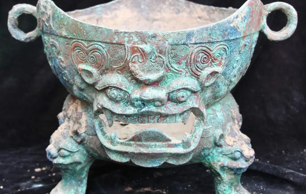 

Old Curio Bronze Vessels Gunmetal 3 Legs Palace Dragon Lion Ding Incense Burner