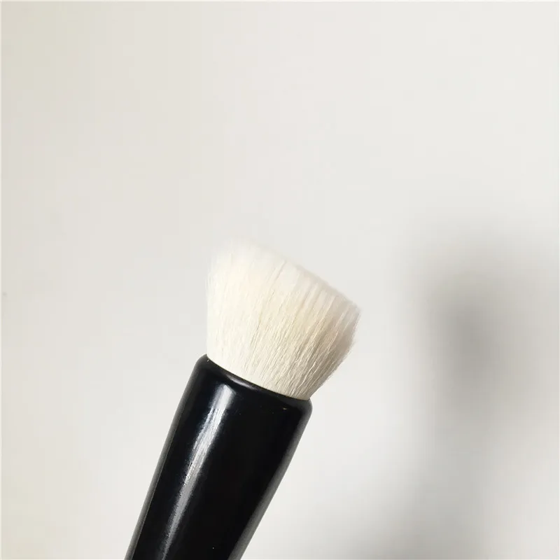 Wayne Goss Brush 01 Foundation Brush _ 4