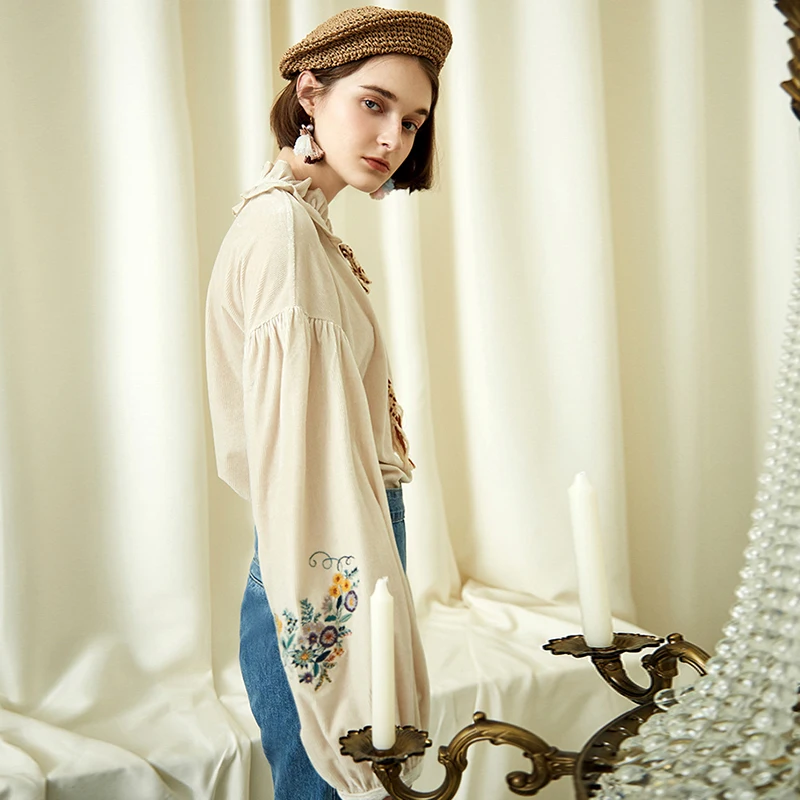 ARTKA, Осенние новые женские блузки с цветочной вышивкой, Вельветовая рубашка, винтажная рубашка с рукавом-фонариком, с вырезом, на шнуровке, блузки SA10289Q