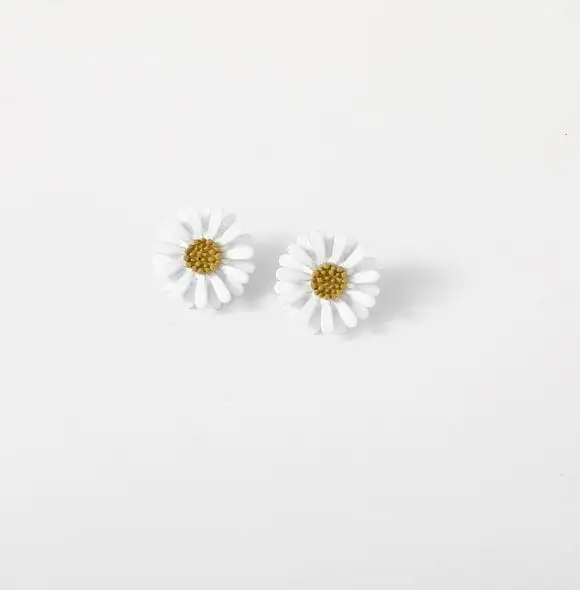 

e 995 Korean version of the simple white daisy flower petals earrings female sweet romantic jewelry accessories factory direct