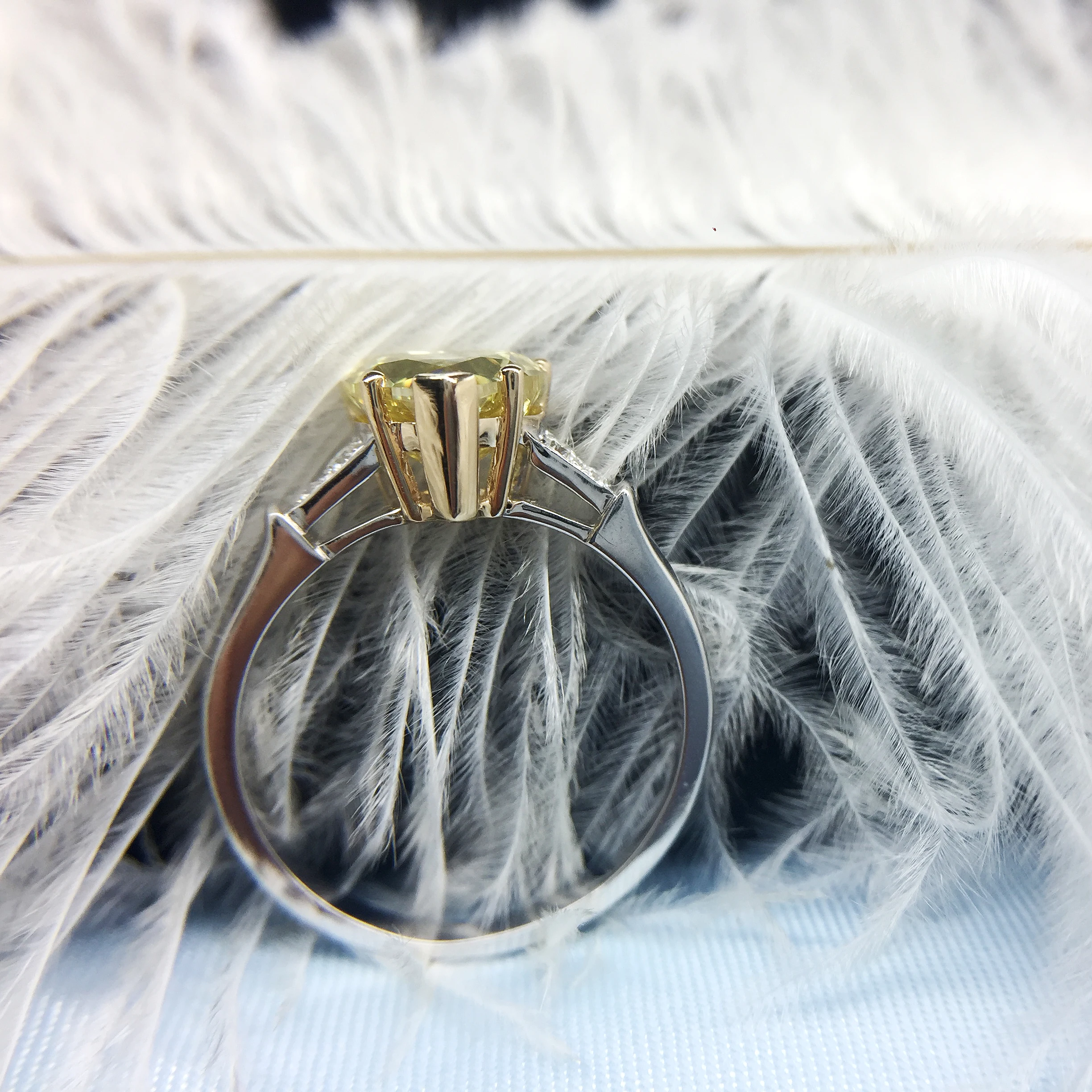 Цельное кольцо из золота двух цветов 585 14K с сердечком, золотым желтым муасанитом, 2 карата, 8x8 мм, сердечко, разрезанный Муассанит, обручальное кольцо для женщин