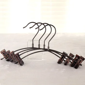 

50pcs Vintage Kids Clothes Clamp Hanger Metal Children Trousers Rack Round Hanging Clothing Store Display Antislip ZA6462