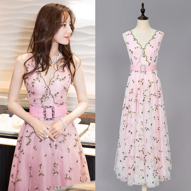 

New 2019 hot and heavy embroidery dress a particular host the spring V is gotten printing cultivate morality dress