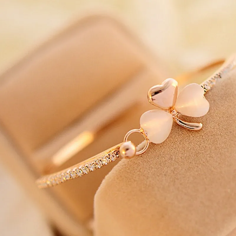 

Korean version of the new fashion clover ladies bracelet hot sale hand clover cat eye bracelet female personality to send a girl