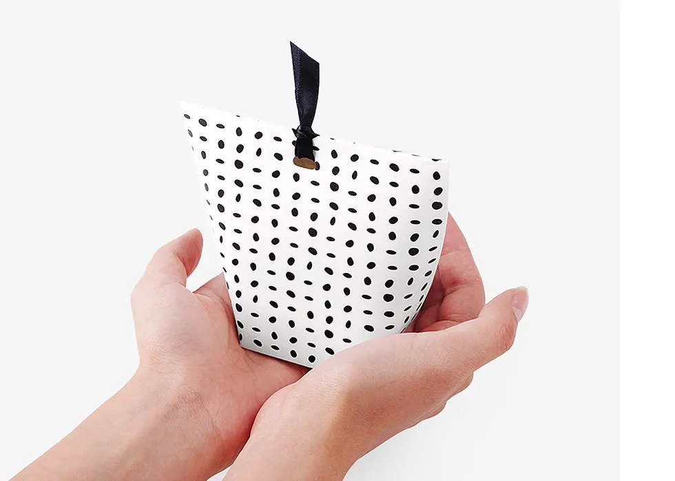 50 шт. белый нерегулярные точки Цвет свадебный подарок Коробки Бумага Cake Box Baby Shower пользу Коробки конфеты коробка с лентой