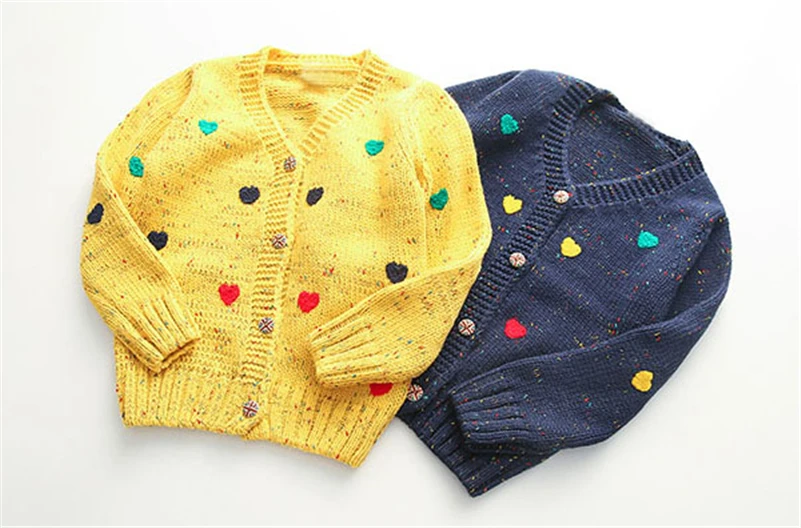 Mudkingdom/осенние свитера для девочек, Детский кардиган с v-образным вырезом и сердечками, верхняя одежда для девочек, вязаные весенние свитера