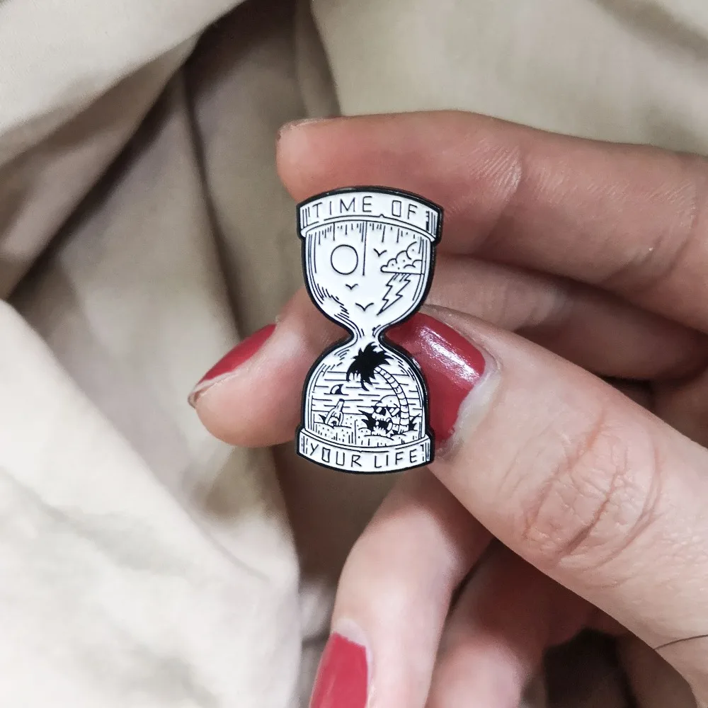 

Time Of Your Life Sand Clock Sand Beaches Desert Islands Skeleton Skull Enamel Lapel pin Badge metal Enamel Pins Brooches