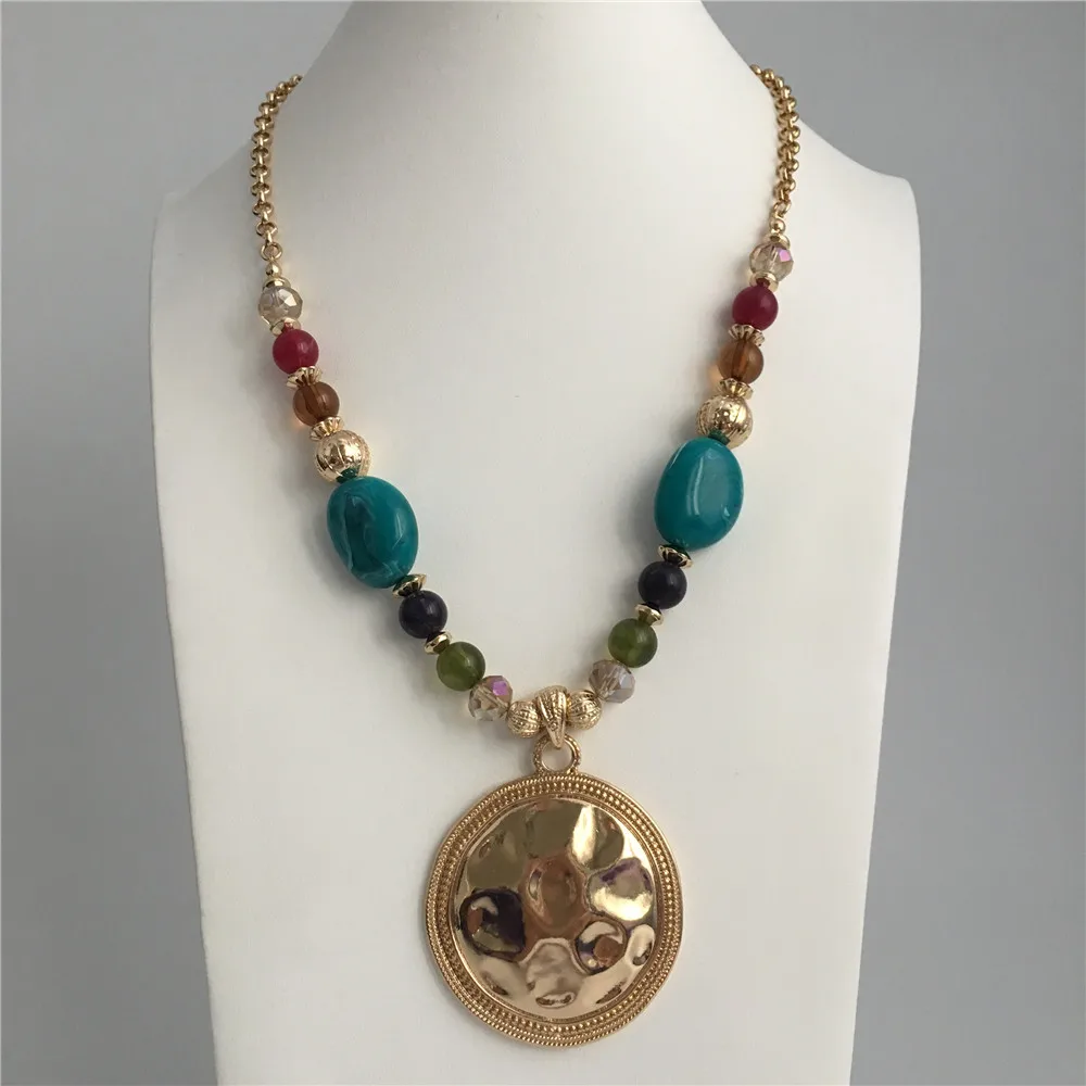 Красивое женское ожерелье, золотое покрытие, зеленый цвет, каменная бусина в виде кованого диска, ожерелье для женщин