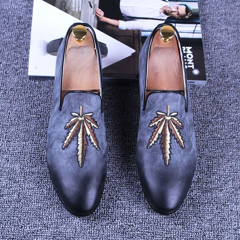 

New Arrival Men Loafer Shoes Grey Slip On Brush Color Pointed Toe Embroidered Leaf Aged Casual Shoes Man Size 38-44 Zapato