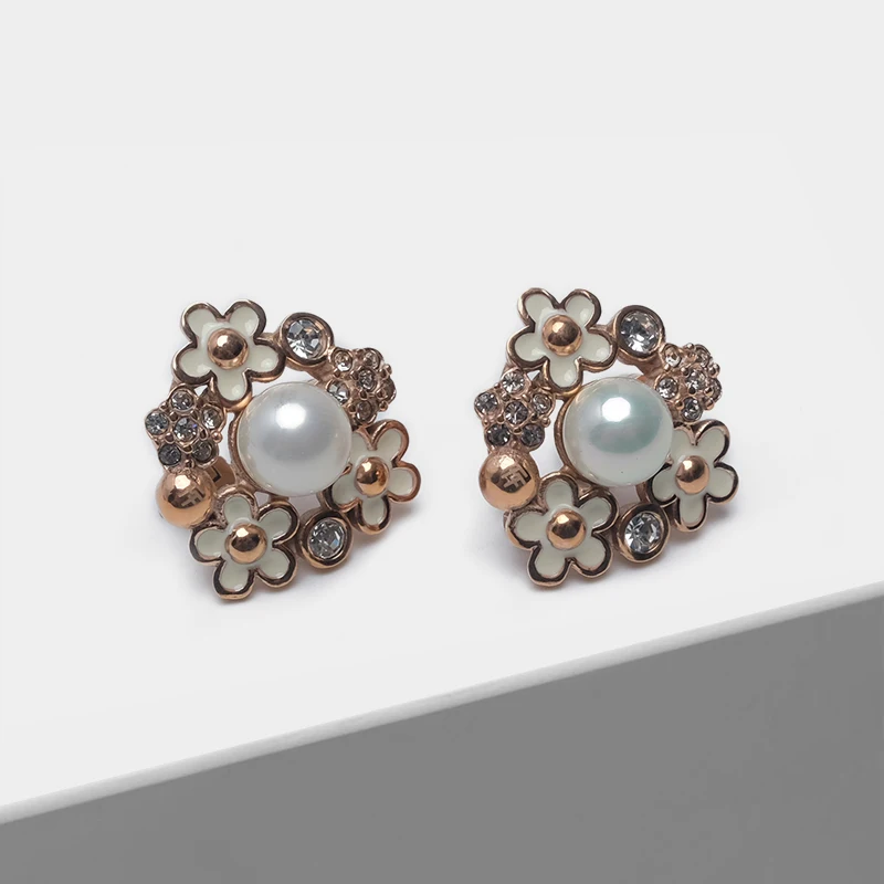 

White flower fashion pearl ear stud