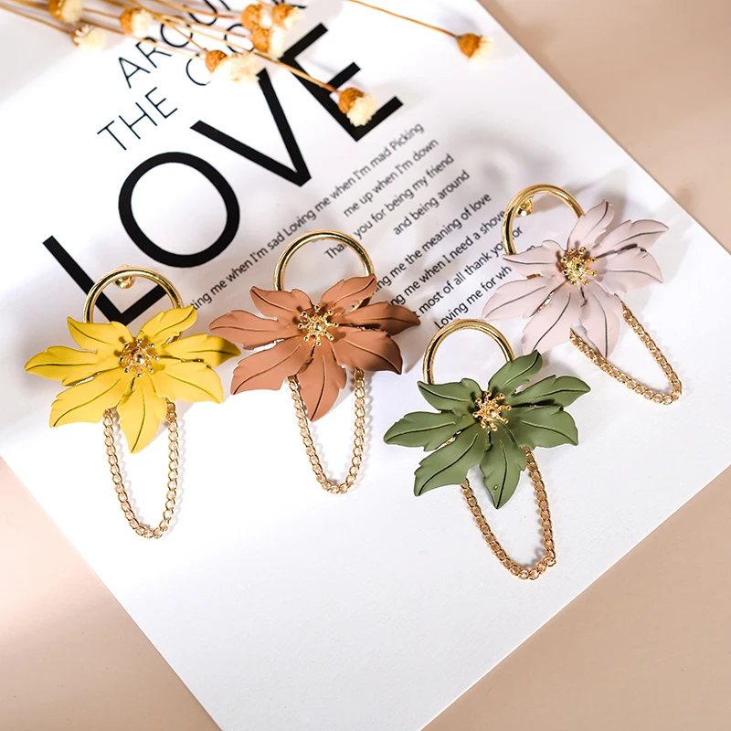 

LUBOV Big Flower Decoration Golden Chain Fringe Round Circle Stud Earrings Elegant Piercing Earrings Women Party Jewelry 2019