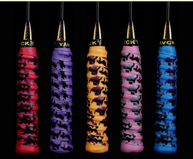 Anti-Rutsch-Griffband für Tennisschläger mit Tarnmuster und spiralförmiger Rippung.