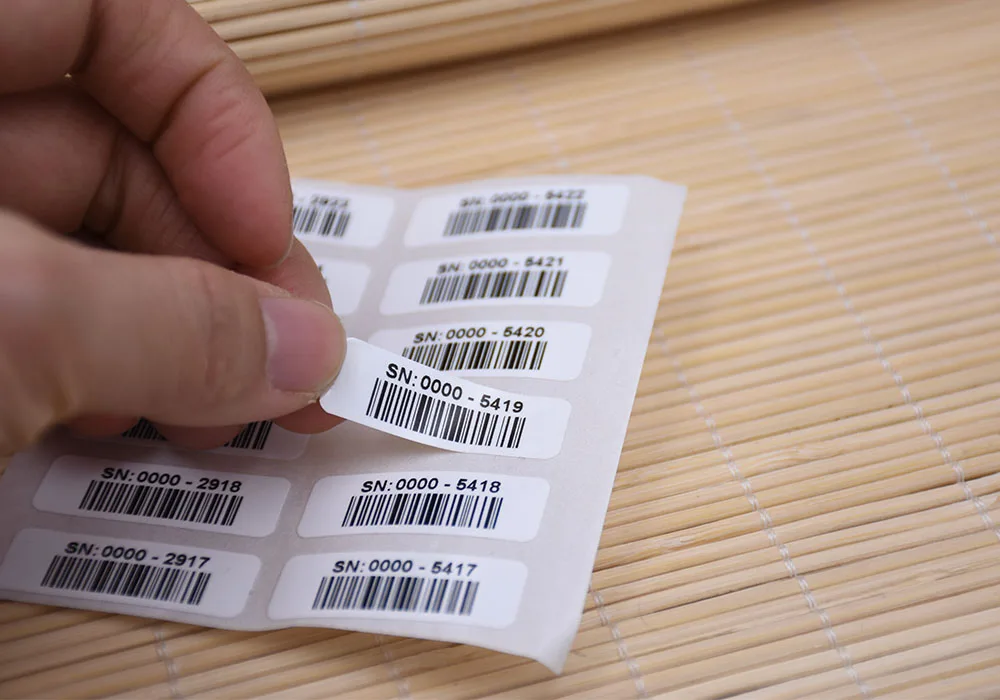 Стикеры штрих-кодов в рулоне черная печать глянцевая отделка логистическая этикетка