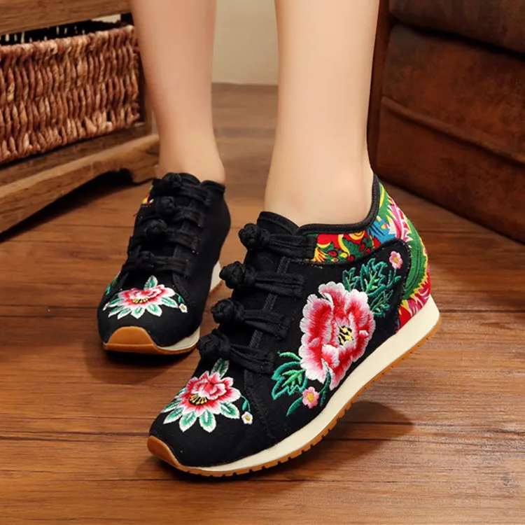 

New Spring Women's Flower Embroidered Flat Platform Shoes Chinese Ladies Casual Comfort Denim Fabric Sneakers Shoes