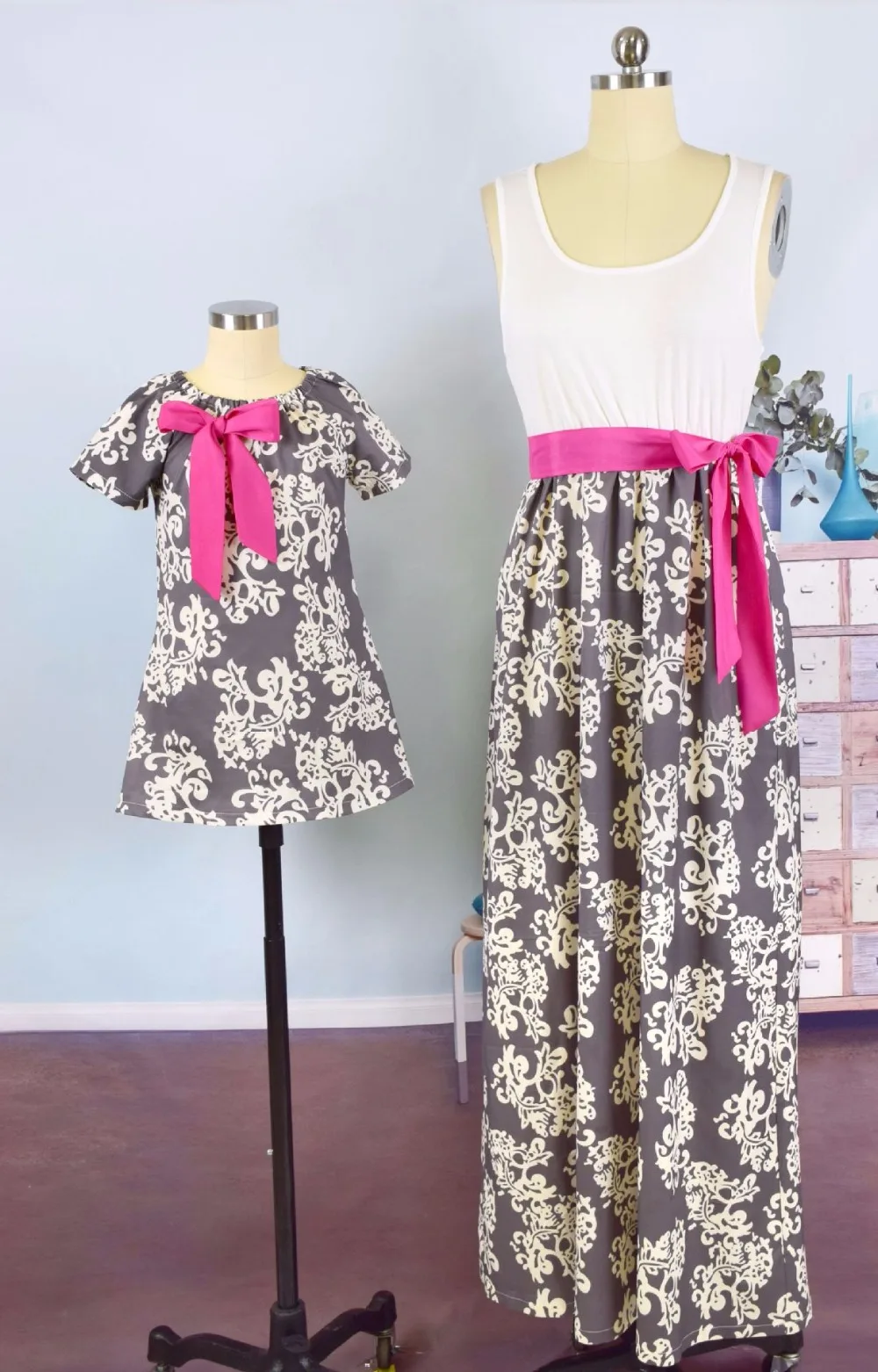 Одинаковые комплекты для семьи летняя модная одежда для мамы и дочки платья для маленьких девочек платье без рукавов с принтом и поясом для мамы и дочки