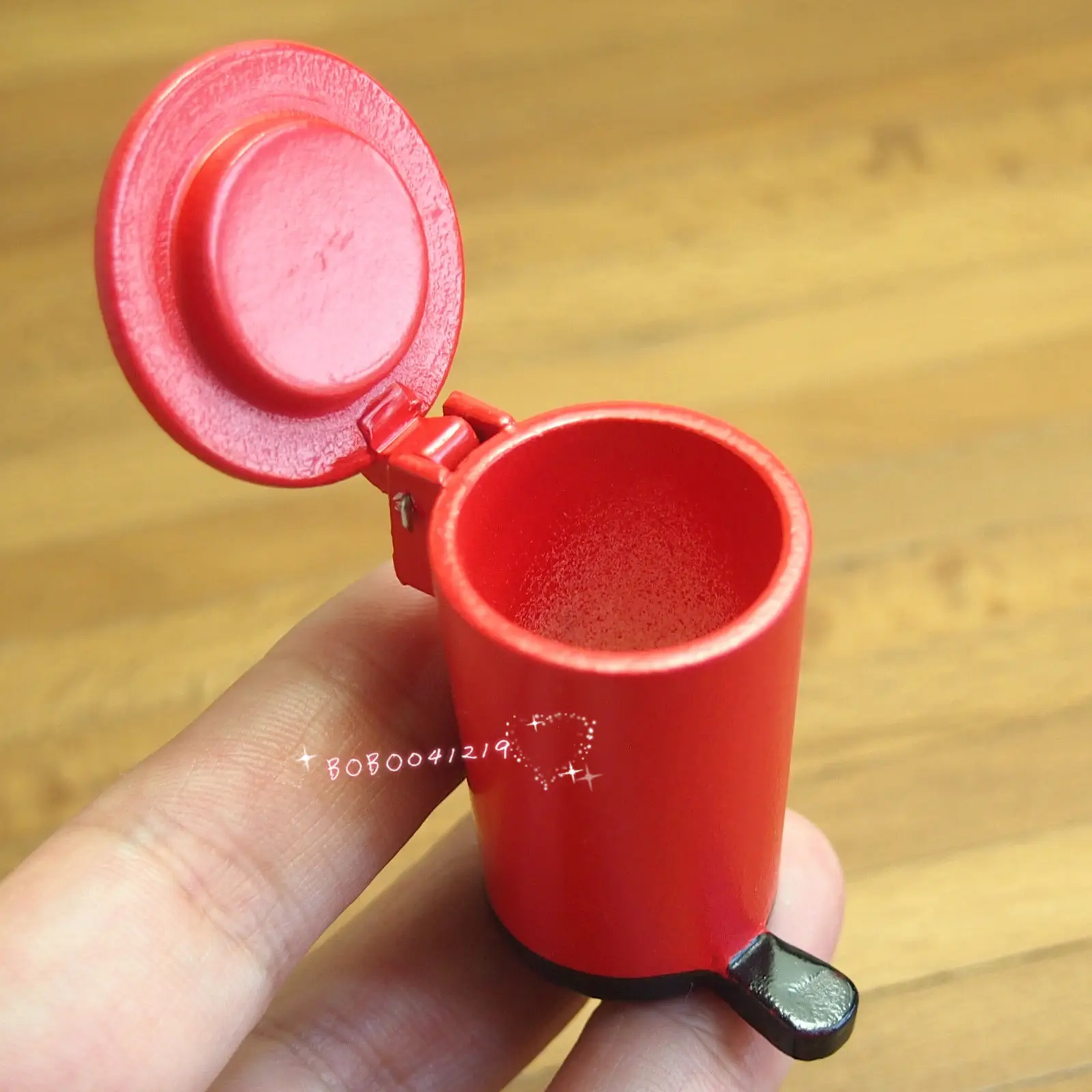 

Dollhouse Miniature 1:12 Toy Wooden Red Trash Can Garbage Can Height 4cm SPO352