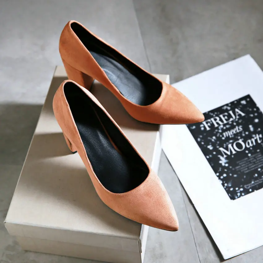 Qutaa/женские туфли-лодочки; женская обувь; элегантные женские свадебные туфли из флока на высоком квадратном каблуке без застежки с острым носком; цвет коричневый; размеры 34-43