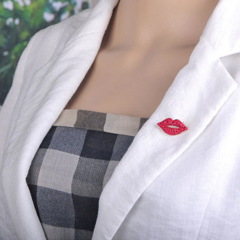 Blucome Fashion Red Lips Shape Brooch Crystal Alloy Gold Color Jewelry Pins Women Girls Suit Dress Scarf Bag Accessories Gifts