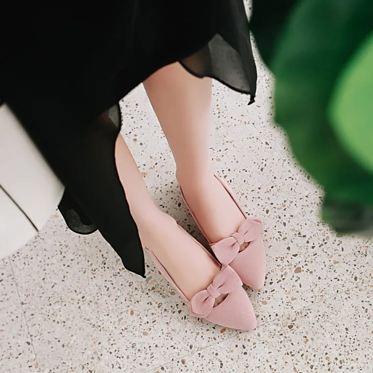Женские босоножки на низком каблуке, из флока, с острым носком, с пряжкой, на толстом каблуке, с бантиком-бабочкой, новинка года, пикантная модная Милая повседневная обувь черного цвета, размеры 34-43