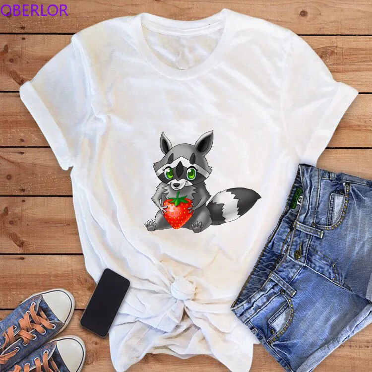 

2019 New Arrival Cute Raccoon Holding Strawberry T-Shirt Summer Lovely Women Tshirt Funny Casual Ladies Tops Fashion Girl Tees
