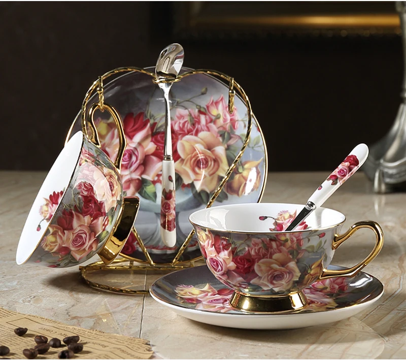 Высококачественная кофейная чашка из костяного фарфора, креативная британская послеобеденная чайная чашка с цветами, набор блюдца с золотым краем, керамическая кофейная чашка, посуда для напитков