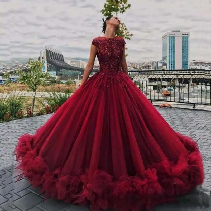 Темное красное платье Quinceanera кружевное бальное платье на выпускной с аппликацией Тюль со сборками милые, с короткими рукавами Изящные Вечерние платья под заказ сделано