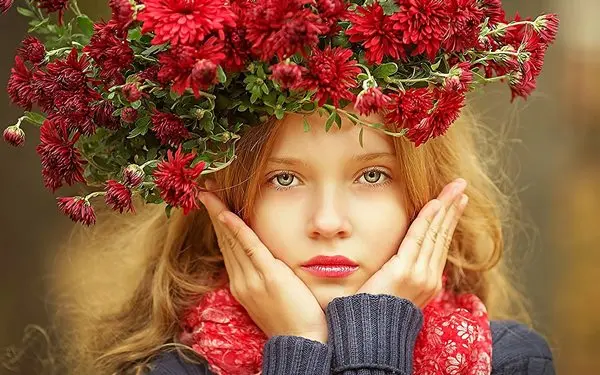 девушка в цветах. улыбка девушки.