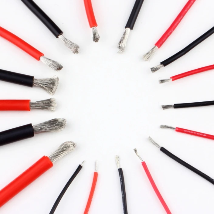 Trois fils silicone 10AWG 2 mètres pour modélisme RC, côte à côte, avec code couleur rouge, noir et blanc.
