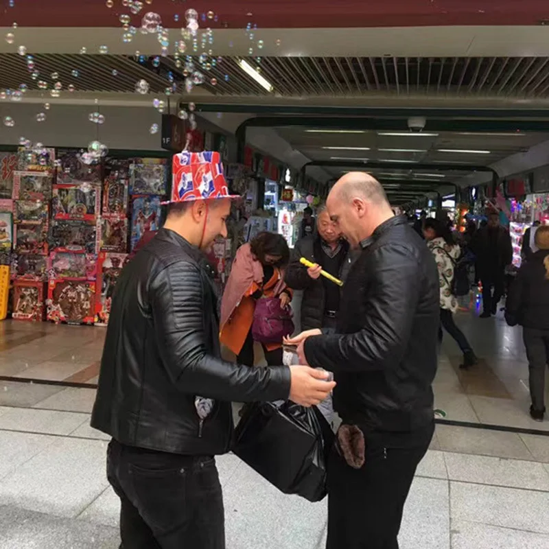 1set 2018 new hot the bubble playing hat adult or kids automatic electric bubble blowing hat 27*24*12cm soap bubble gun d10