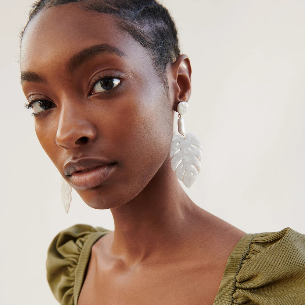 

Fashion White Acrylic Leaf Drop Dangle Earrings for Women ZA Resin Pearl Statement Pendant Hanging Party Jewelry Gifts Wholesale